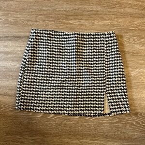 Women’s Lulu’s houndstooth mini skirt.